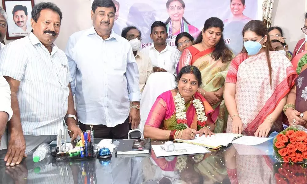 Pallada Hema Malini Reddy taking charge as AP Women Finance Corporation Chairperson in Guntur on Wednesday. Finance Minister Dharmana Krishna Das, MP Mopidevi Venkata Ramana Rao, MLAs Maddali Giridhara Rao and Mustafa are seen