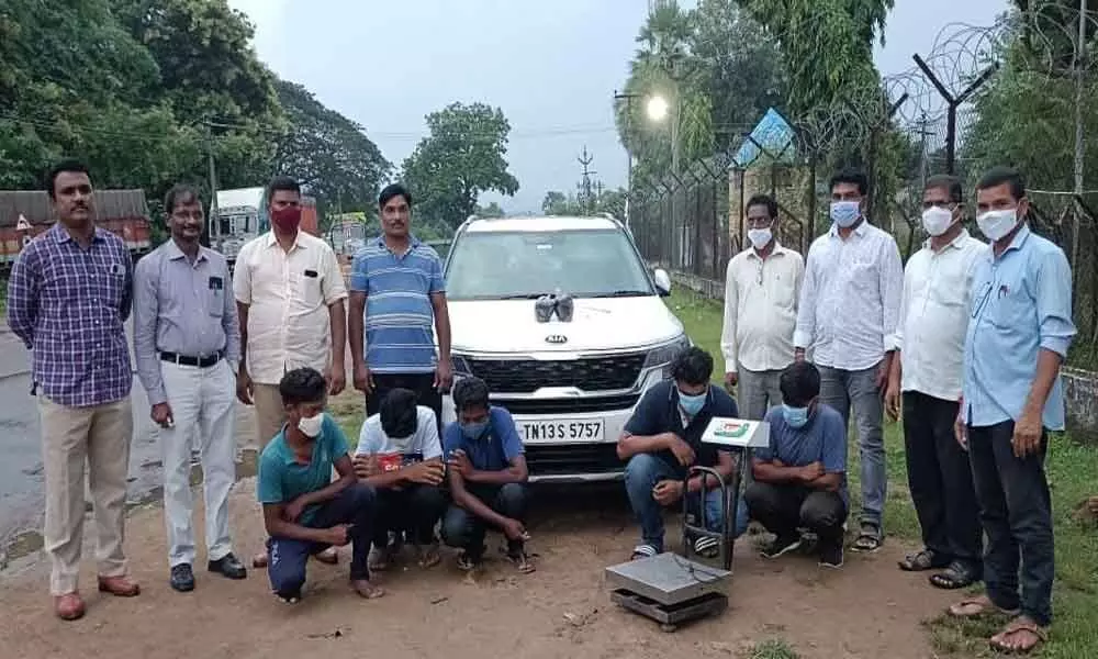 Cops with ganja smugglers and the car seized