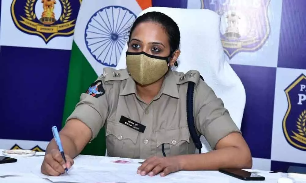 Prakasam district SP Malika Garg conducting counselling for police constable transfers in Ongole on Thursday