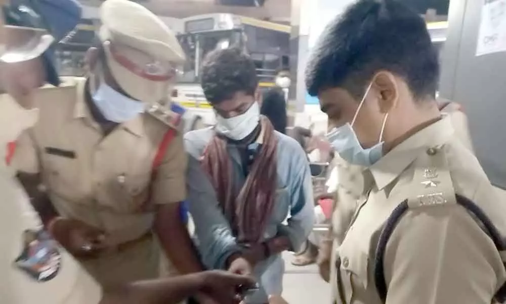 Urban SP Venkata Appala Naidu taking the fingerprints of suspected persons at RTC bus stand on Pins and Popillans device to identify the old criminals, in Tirupati on Thursday