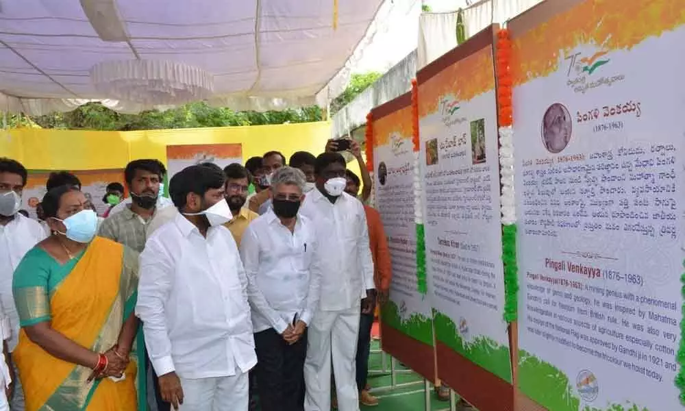 Minister Jagadish Reddy along with local peoples representatives witnessing the photo exhibition arranged as part of Azadi Ka Amrut Mahotsav in Suryapet on Thursday