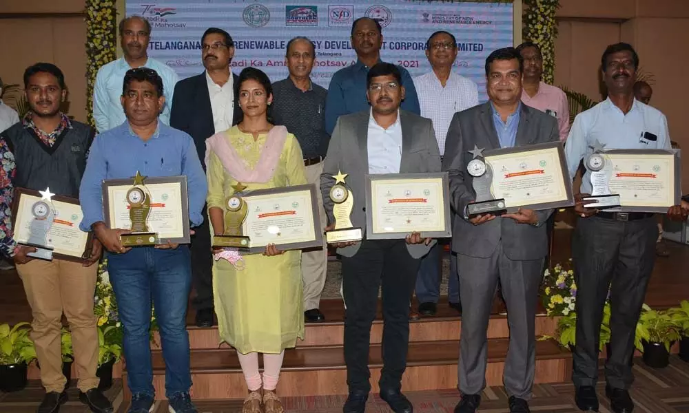 ‘Azadi Ka Amrit Mahotsav’ celebrated at MCR HRDI; awards presented to vendors
