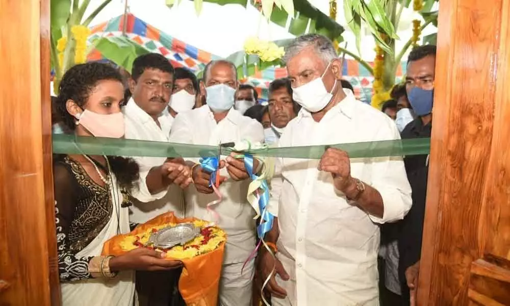 Panchayat Raj Minister Peddireddi Ramachandra Reddy inaugurating the newly constructed Grama Sachivalayam in Sadum mandal