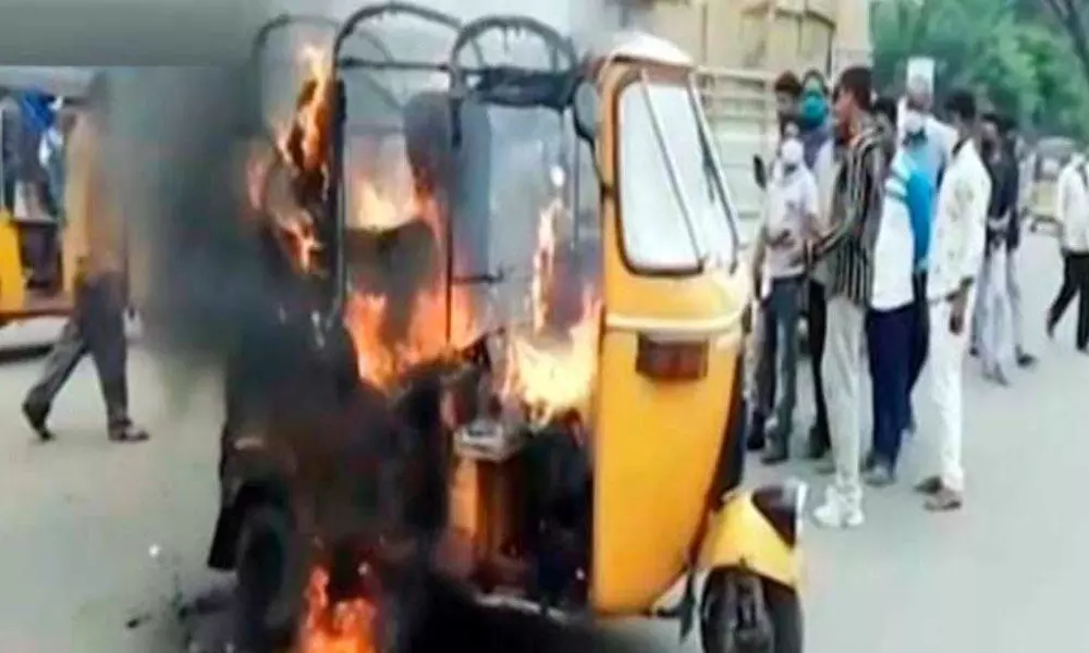 Autowallah sets his vehicle on fire