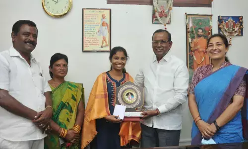 Kavati Mamatha receiving a memento from SRES Chairman A Varadha Reddy in Hanumakonda on Saturday. Principal Dr I Rajasree Reddy and Mamatha’s parents are also seen