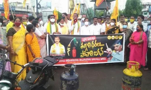 Former MLA Palla Srinivasa Rao along with the party activists staging a protest at Gajuwaka junction on Saturday in Visakhapatnam