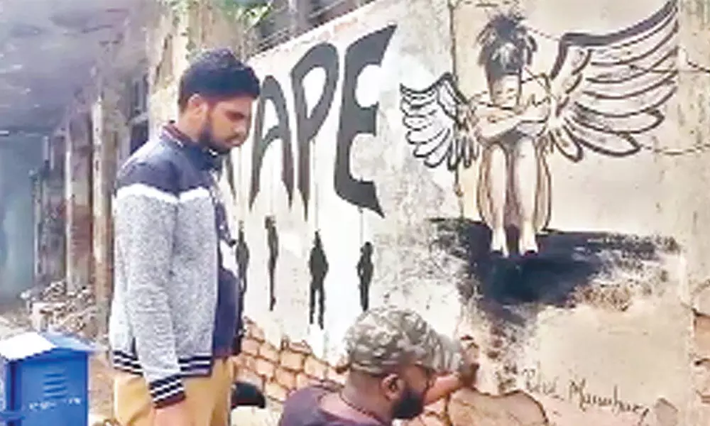 Rahul Manohar and Sumanth Gowda, students of Ravi Varma Art Institute, Mysuru, launched a campaign on Sunday through their art calling for hanging of the rapists of an MBA student.