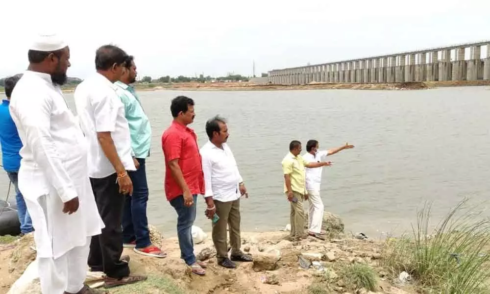 Telugu Desam leader K Srinivasulu Reddy and others visiting the breached cofferdam in Penna River on Monday