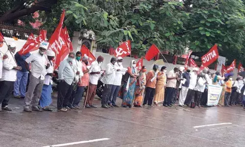 Human chain protest by trade unions and other organisations protesting against the privatisation of Vizag Steel Plant in Ongole on Monday