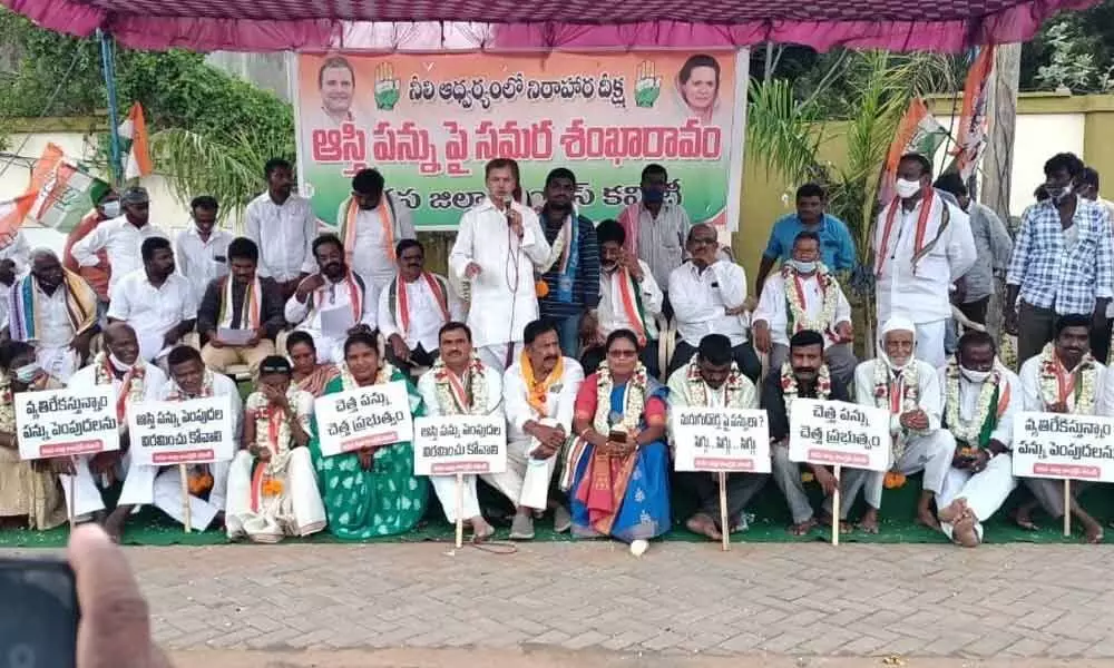 PCC working president N Tulasi Reddy addressing the fast organised by Congress functionaries in protest against hike in property tax and fuel prices in Kadapa on Tuesday