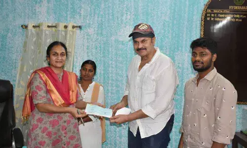 Tollywood actor Kondidela Nagababu presenting a cheque to VVL Subhadra Devi, Curator of Nehur Zoological Park, in Hyderabad on Tuesday