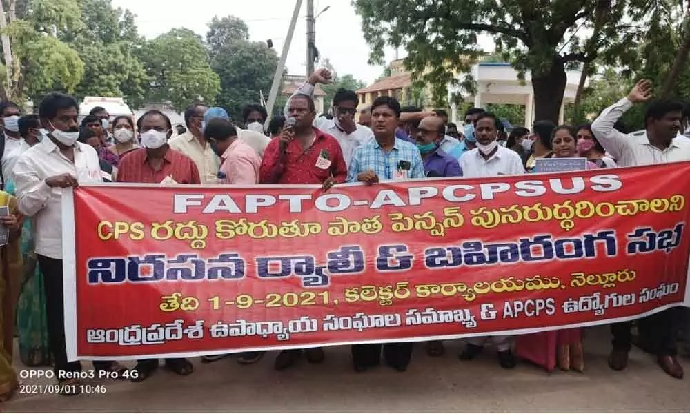 Teachers, employees protest for old pension system