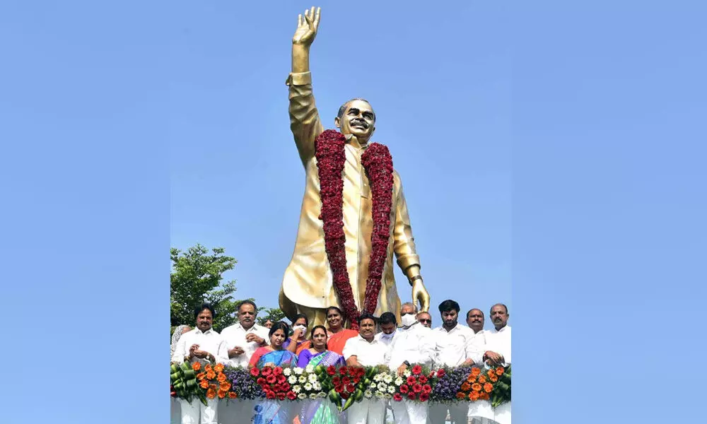 Minister Vellampalli Srinivasa Rao, MLA Malladi Vishnu, Mayor Rayana Bhagyalakshmi and others paying tributes to YS Rajasekhara Reddy at his statue in Vijayawada on Thursday