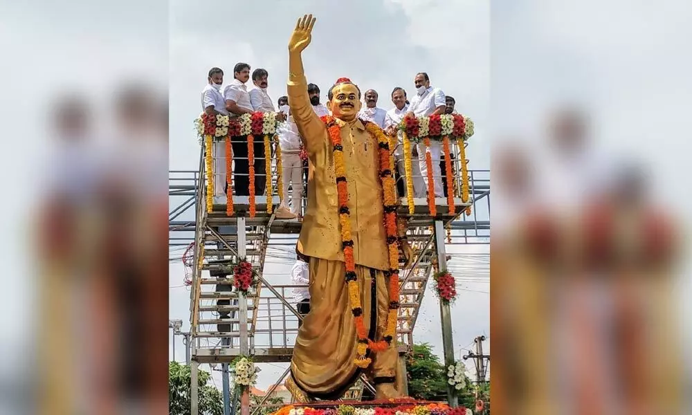 Minister Balineni Srinivasa Reddy, MP Magunta Srinivasulu Reddy and other leaders paying tributes to YS Rajasekhara Reddy at Church Centre in Ongole on Thursday