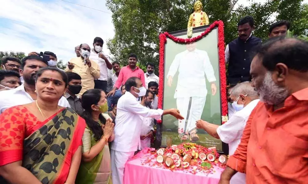 MLA Bhumana Karunakar Reddy garlanding to portrait of YS Rajasekhar Reddy at YSR Junction near TUDA office in Tirupati on Thursday.