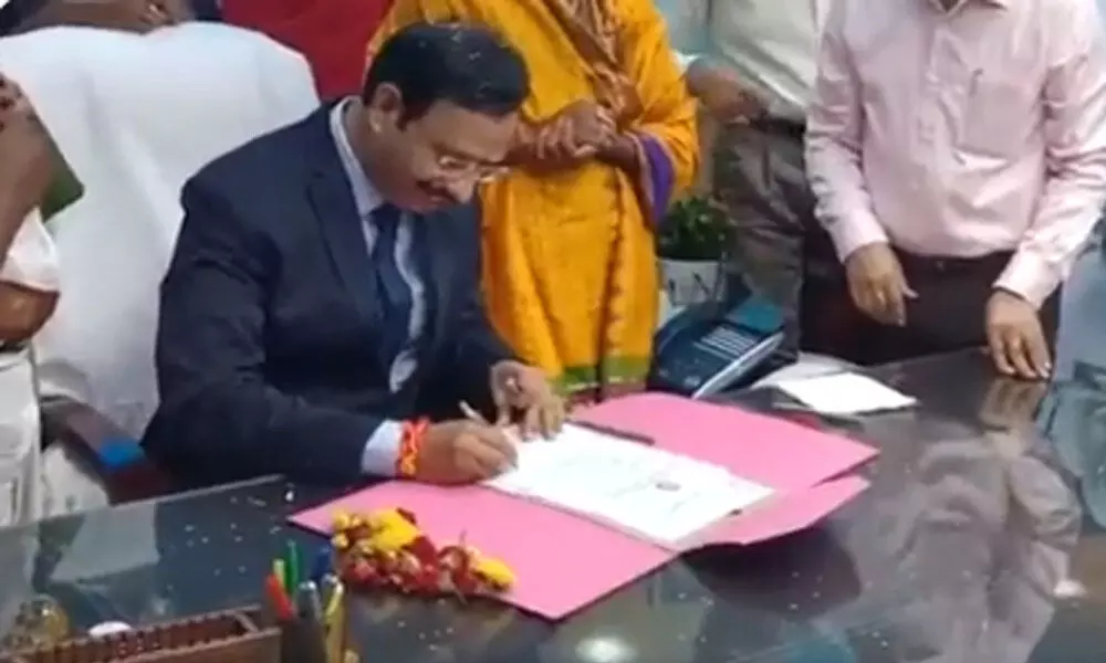 IPS officer VC Sajjanar takes charge as TSRTC MD