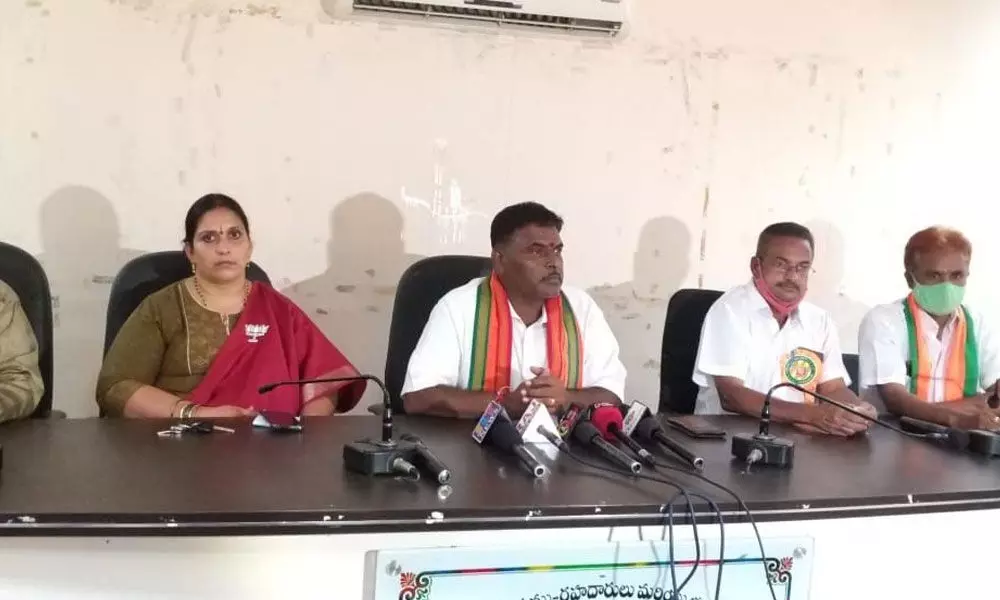 BJP State spokesperson Yenimireddy Malakondaiah  speaking to media along with Nagara Ganesh Utsava Samiti president Duvvuri Subramanyam in Kakinada on Saturday