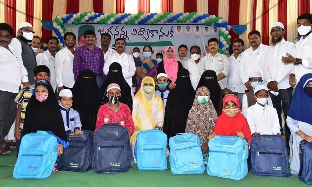 Deputy Chief Minister Amzath Basha distributing the kits to minority students meant to pursue studies in Madrasa in Kadapa on Saturday