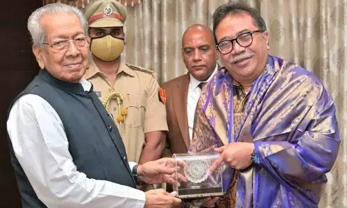 Governor Biswa Bhusan Harichandan felicitating Consul General of the Republic of Indonesia in Mumbai Agus  P Saptono at the Raj Bhavan in Vijayawada on Saturday