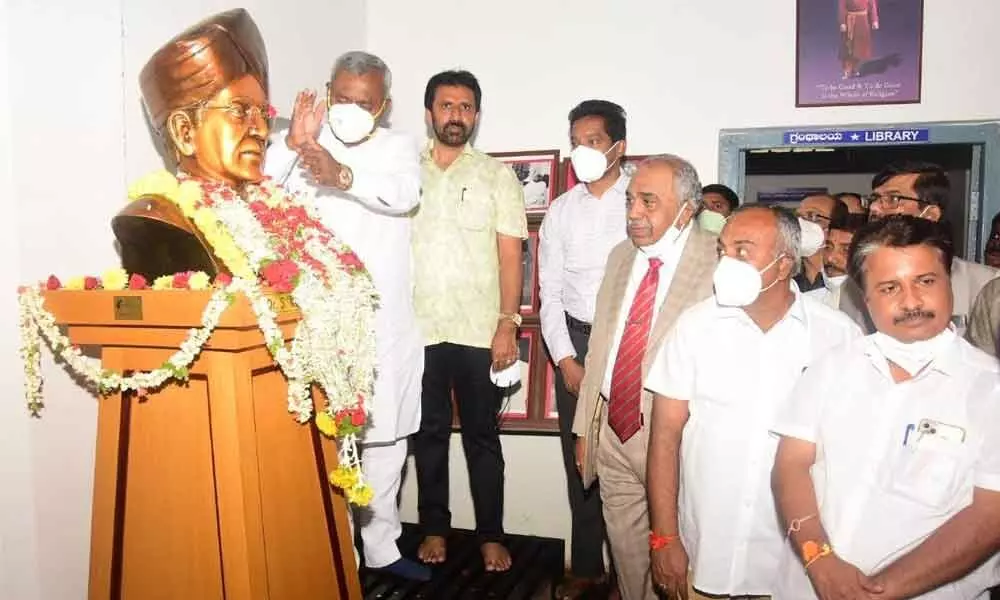 Mysuru in-charge minister Somashekar garlands the statue of former President  S Radhakrishnan on the occasion of Teachers Day on Sunday