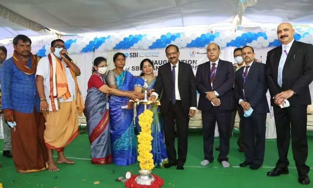 SBI MD launches Clinic on Wheels, takes up CSR activity in govt HS, Gadwal