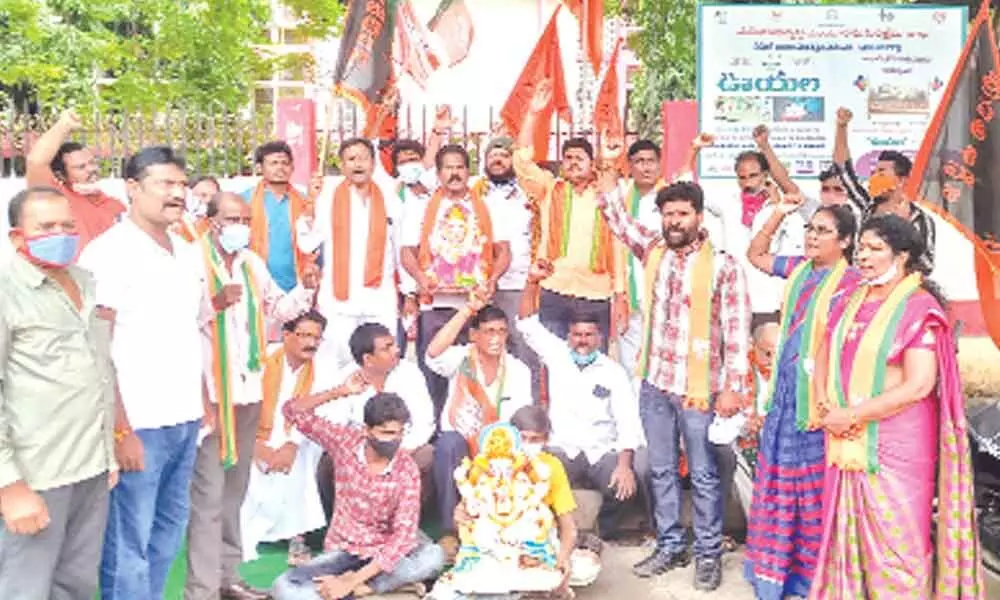 BJP leaders staging protest demanding for permission to celebrate Vinayaka Chaviti in pandals in Ongole on Monday