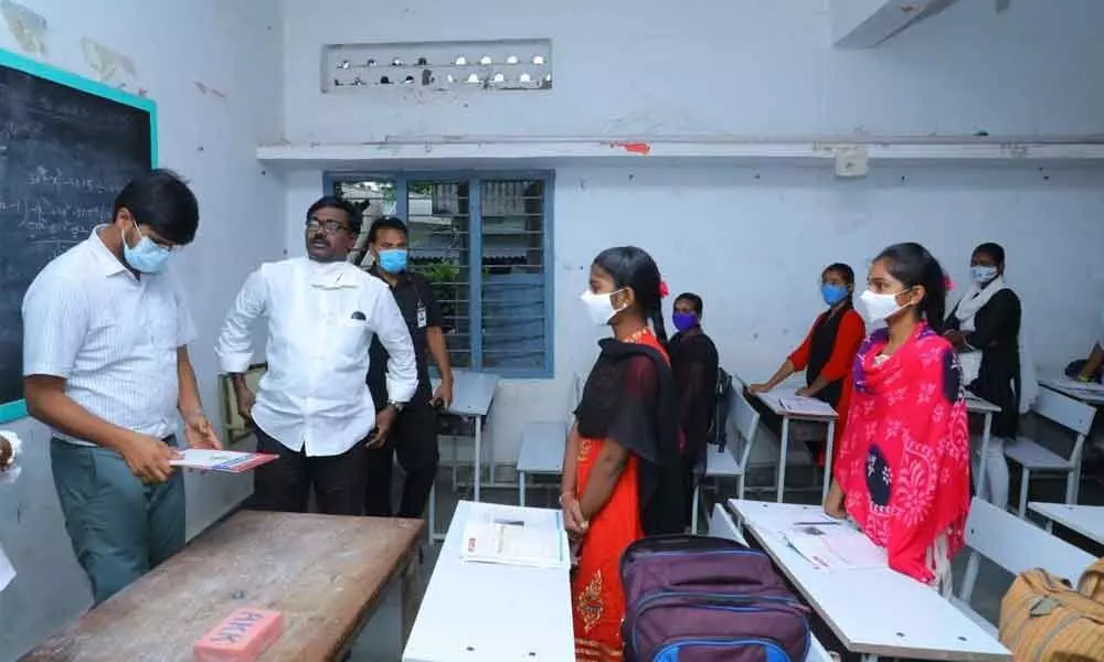 Minister for Transport Puvvada Aja Kumar interacting with students during his surprise visit to a school in Madhira on Monday