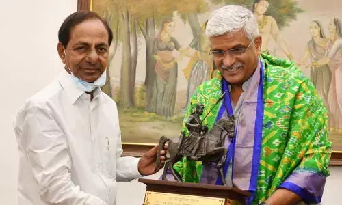 Chief Minister KCR presenting a memento to Union Jal Shakti minister Gajendrasingh Shekhawat