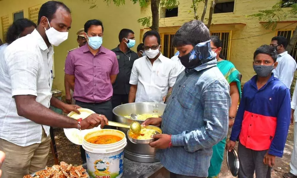 Collector Pravin Kumar inspecting midday meals at the school in Rajupalem of Markapurammandal on Tuesday