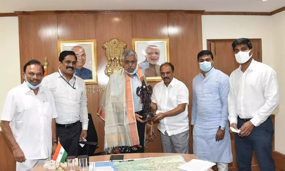 Minister for Roads and Buildings M Sankaranarayana felicitating Secretary of Road Transport and Highways Giridhar Aramane at the Transport Bhavan in New Delhi on Tuesday