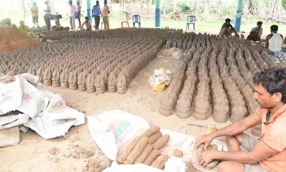 MLA Chevireddy distributes clay idols in his constituency