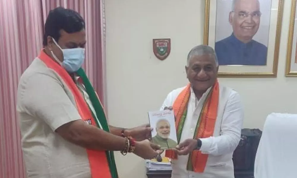 Former MLC Ponguleti Sudhakar Reddy submitting a memorandum to  Union Minister  of State Road Transport and Highways and Civil Aviation VK Singh  in Delhi on Wednesday