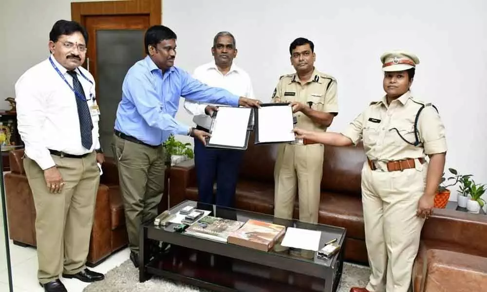 Commissioner of Police Manish Kumar Sinha and HPCL personnel exchanging MoU in Visakhapatnam on Wednesday