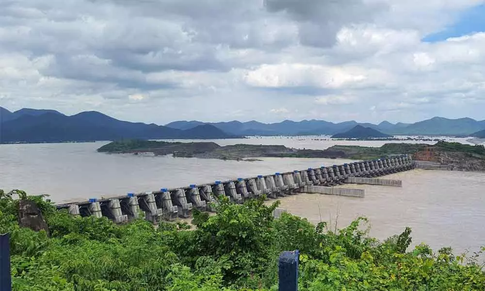 Swollen Godavari submerges several villages, towns in East Godavari