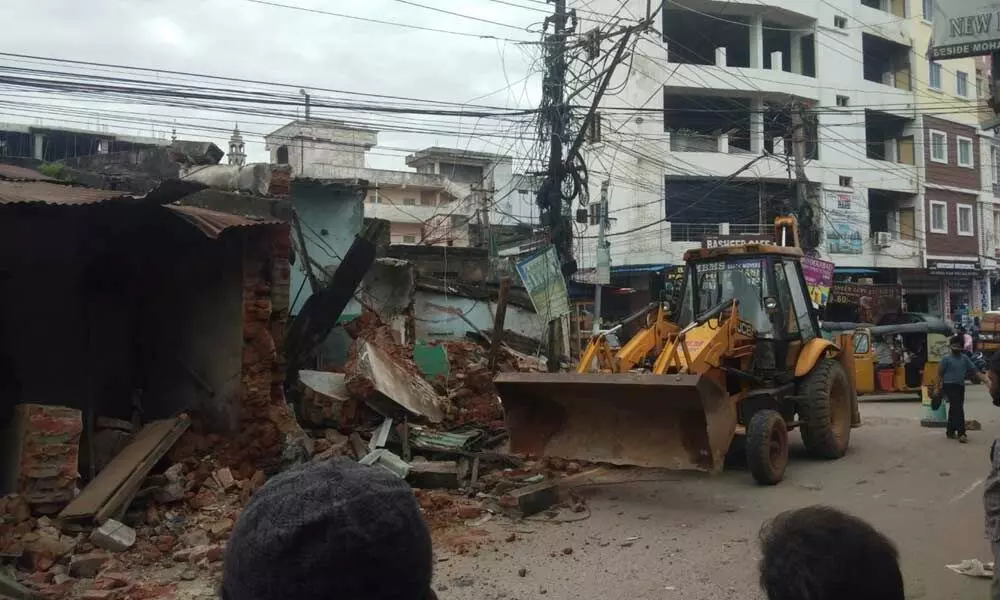 GHMC razes dilapidated buildings in Hyderabad