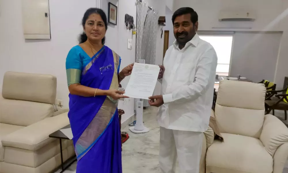 Government whip Gongidi Sunitha submitting a memorandum with regard to power supply to 2 bhk houses in her constituency