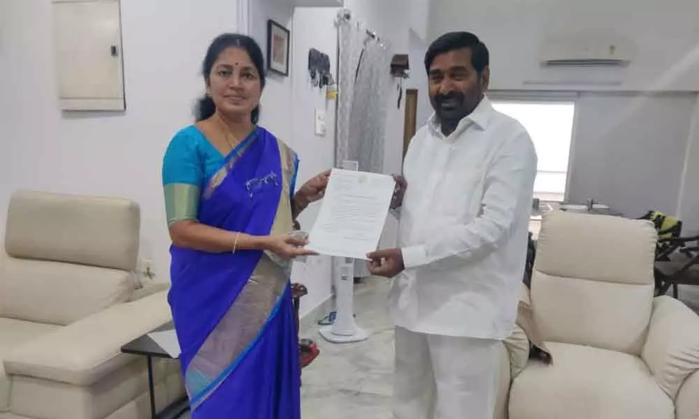 Government Whip Gongidi Sunitha submitting a memorandum to Energy Minister Jagadish Reddy in Hyderabad