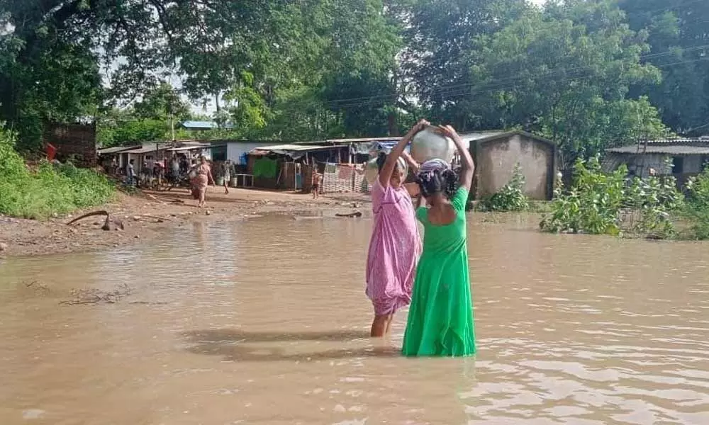 Despite receding Godavari, villages still underwater
