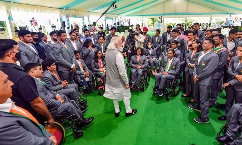 PM Modi with para athletes