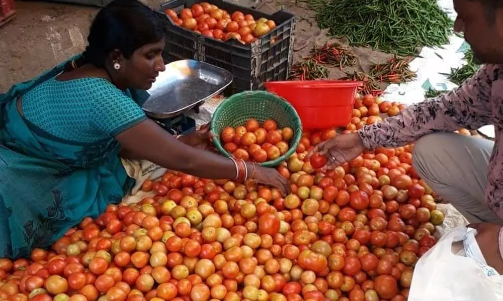 Tomatoes paint the Hyderabad markets red