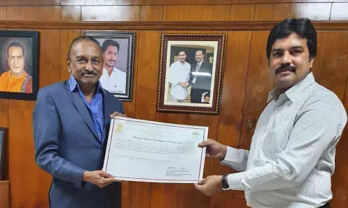 NTRUHS Vice Chancellor Dr Syama Prasad presenting the award to AIMSR unit head Naresh Kumar Reddy.