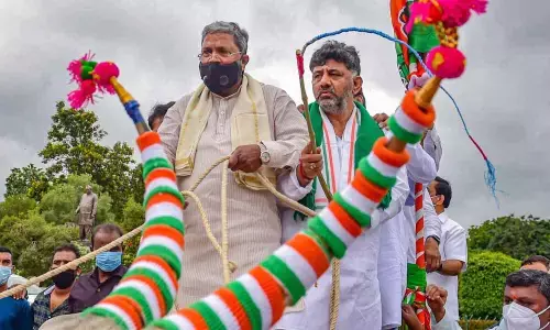 Siddaramaiah, DK Shivakumar arrive for Assembly Session in bullock cart