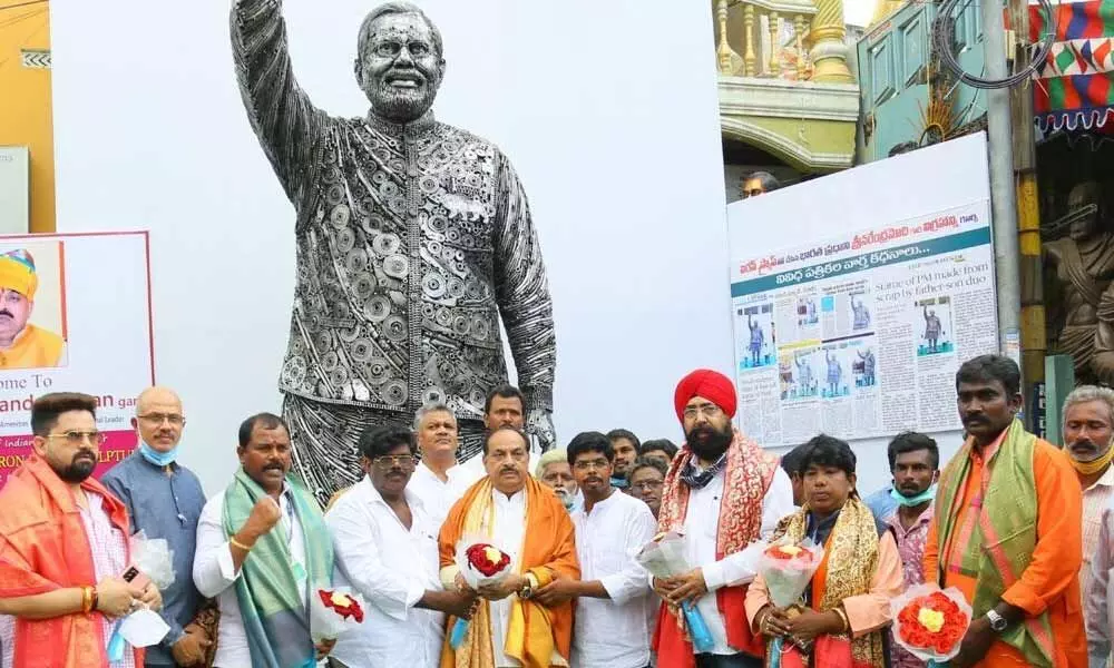Railway Passenger Services Committee Chairman Ramesh Chandra Ratan with sculptor Katuri Venkateswara Rao at Surya Silpasala in Tenali on Thursday