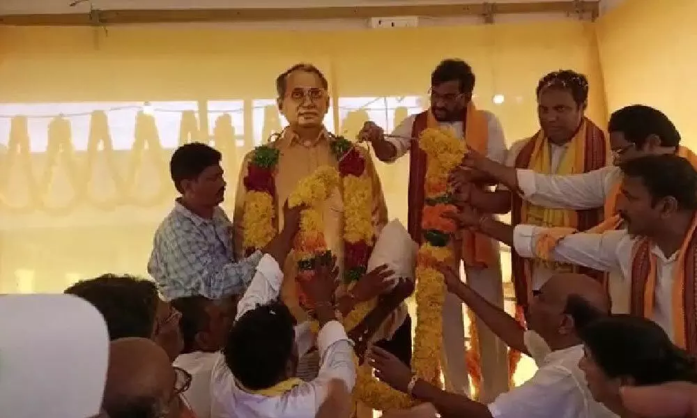 Former Minister Somireddy Chandramohan Reddy and Dr Kodela Sivaram paying tributes to Dr Kodela Siva Prasada Rao at Kandlagunta on Thursday