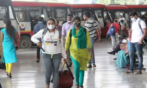 Bengaluru: Hunt for youth for kissing girl in Geetha Govindam-style