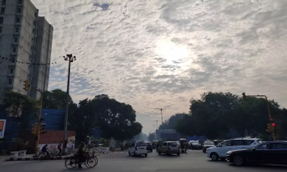 Delhi wakes up to partly cloudy sky