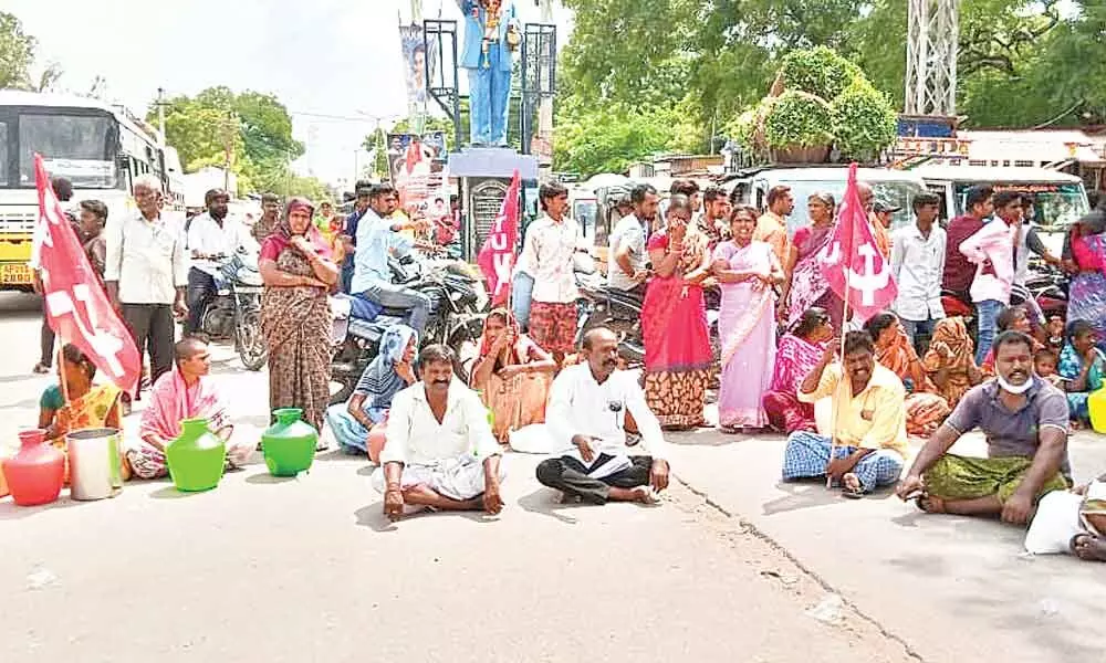 Resident of Alur town staging road roko demanding to resolve drinking water problem on Saturday