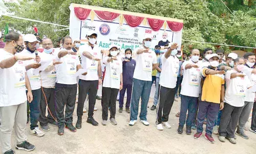 District Collector RV Karnan and CP Satyanarayana administering the Fit India pledge as part of Azadi Ka Amrit Run in Karimnagar on Saturday