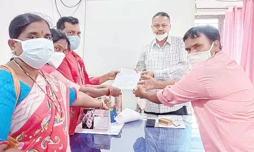 CITU leaders issue notice of Asha workers’ strike to health officials in Karimnagar on Saturday
