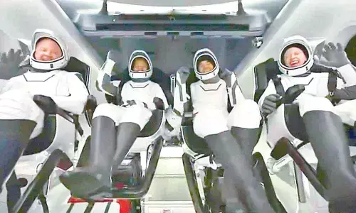 After three days, SpaceX Dragon returns from orbit with 4 tourists